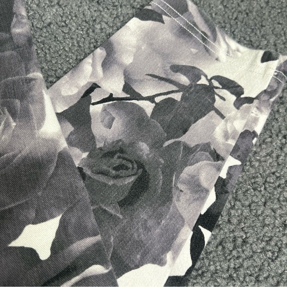 HUE Ladies Gray/White Floral Leggings/Jeggings - Size Large. - Picture 7 of 15